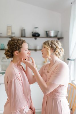 10 ways to cut your wedding budget - have a friend do your makeup